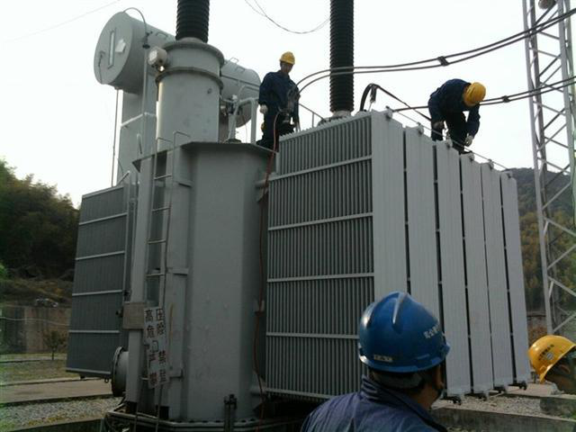 作業(yè)人員安全保護繩系在安全水平保護繩上,確保在變壓器本體上移動始終不會失去保護。